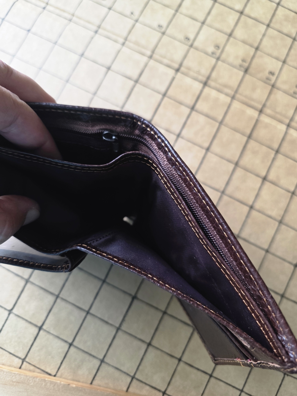 GUBINTU Brown Two‑Tone Leather Bifold Wallet  Multi‑Card Slots & ID Window - Picture 6 of 8
